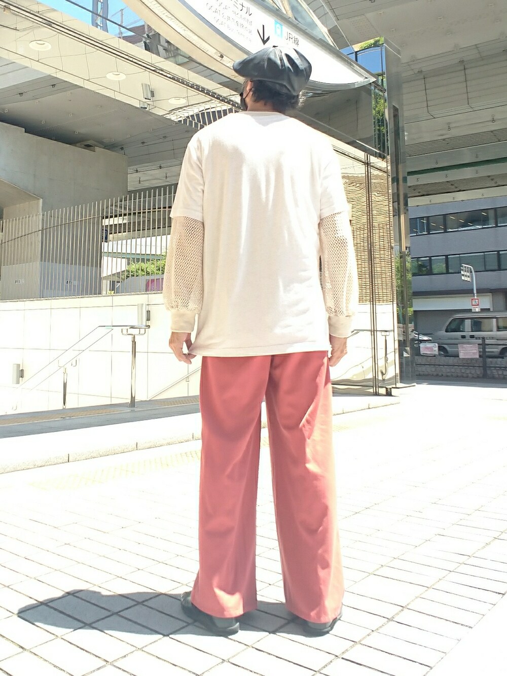 ホワイト系のTシャツ/カットソー、ホワイト系のTシャツ/カットソー、ブラウン系のその他パンツを着用したメンズの夏コーディネートの2枚目の写真