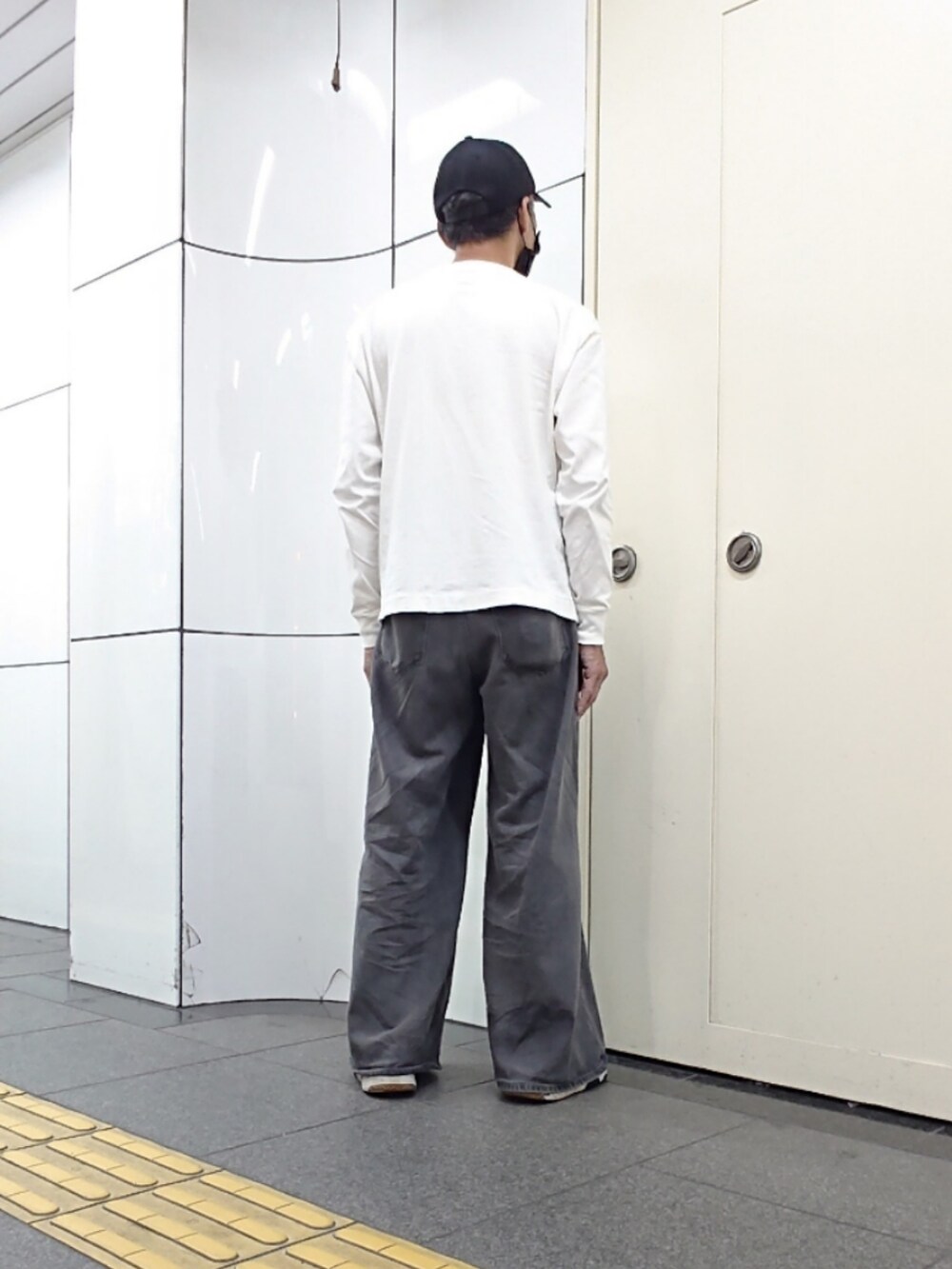 ホワイト系のその他トップス、グレー系のデニムパンツ、ブラック系のスニーカーを着用したメンズの夏コーディネートの2枚目の写真