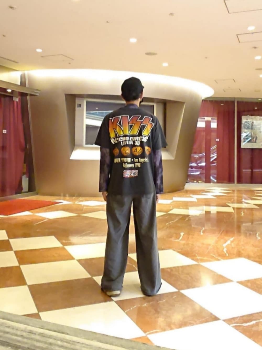 ブラック系のTシャツ/カットソー、ブラック系のTシャツ/カットソー、グレー系のデニムパンツを着用したメンズの夏コーディネートの2枚目の写真