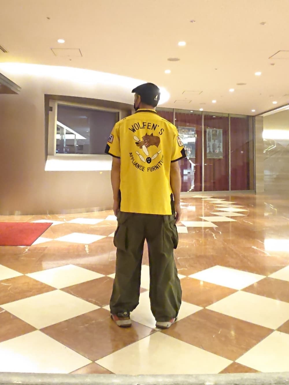 ホワイト系のTシャツ/カットソー、イエロー系のシャツ/ブラウス、グリーン系のカーゴパンツを着用したメンズの夏コーディネートの2枚目の写真