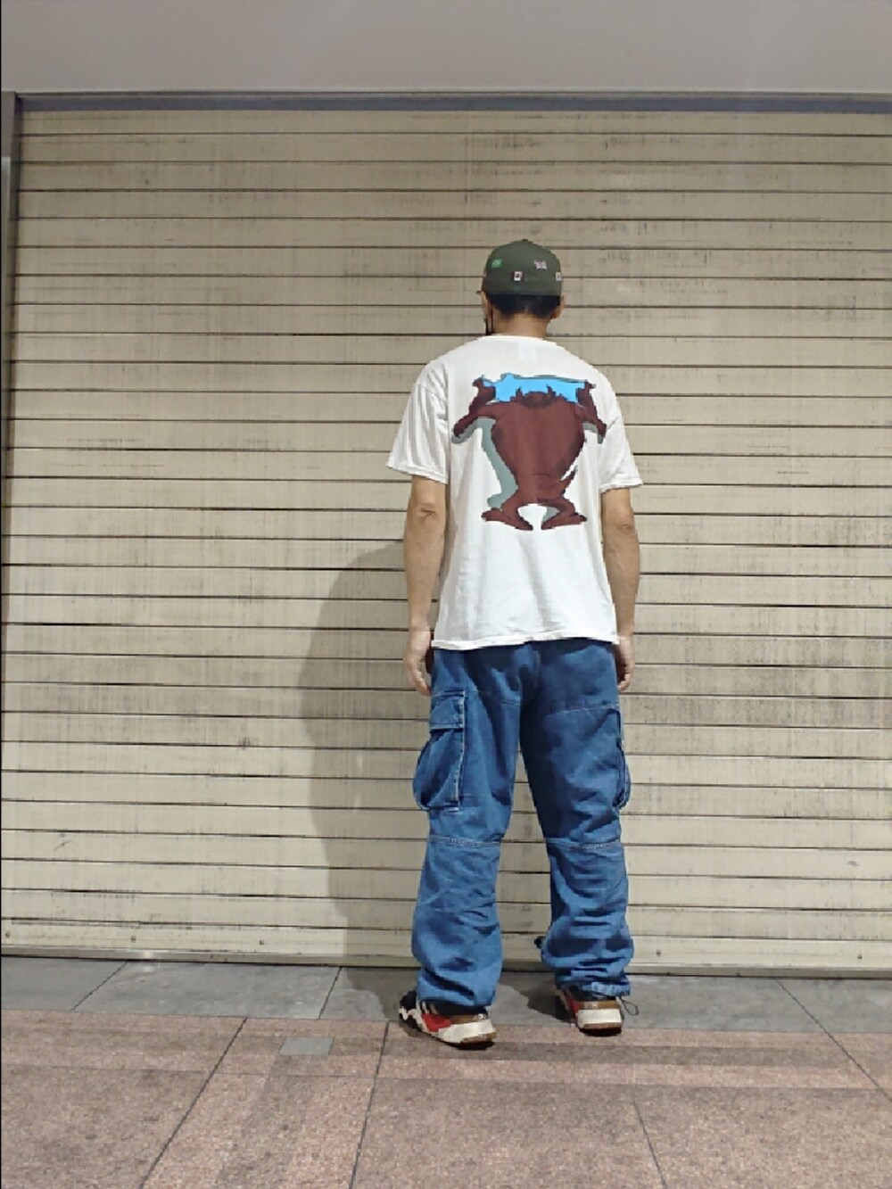 ホワイト系のTシャツ/カットソー、ブルー系のカーゴパンツ、ブラック系のスニーカーを着用したメンズの夏コーディネートの2枚目の写真