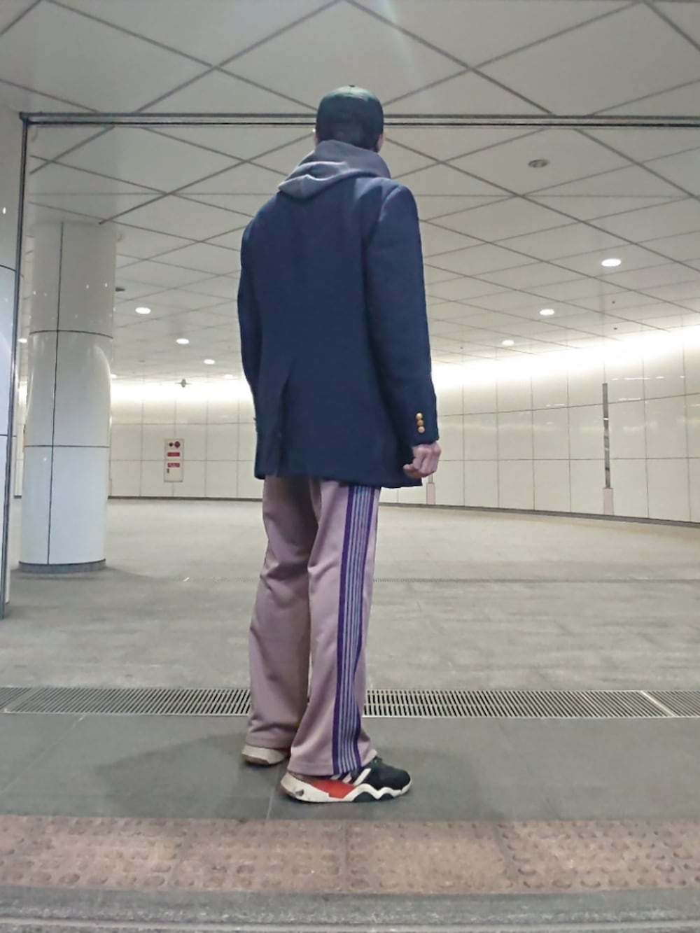 「キャップ、ジャケット、パーカー、トラックパンツ、スニーカー、ストリートシック、ニューエラ、SEARS、チャンピオン、ニードルス、アレキサンダーワン×アディダス」|「NEW ERAのBEAMS別注モデル(キャップ、ブラック系)」を使った、たっくんさん(メンズ・176cm)の春コーディネートの2枚目の写真