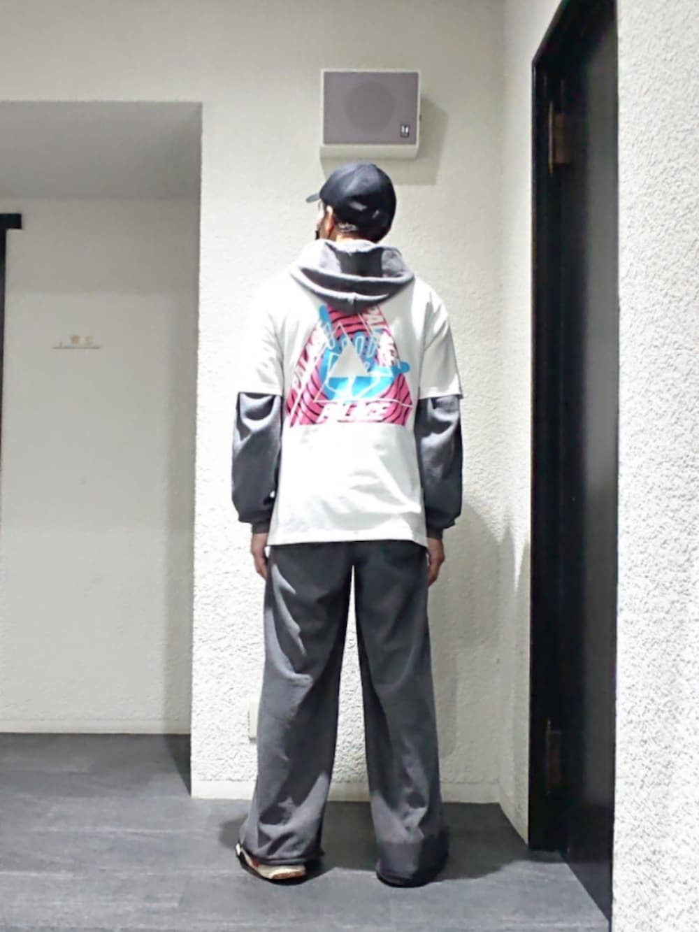 ホワイト系のTシャツ/カットソー、グレー系のデニムパンツ、ブラック系のスニーカーを着用したメンズの夏コーディネートの2枚目の写真