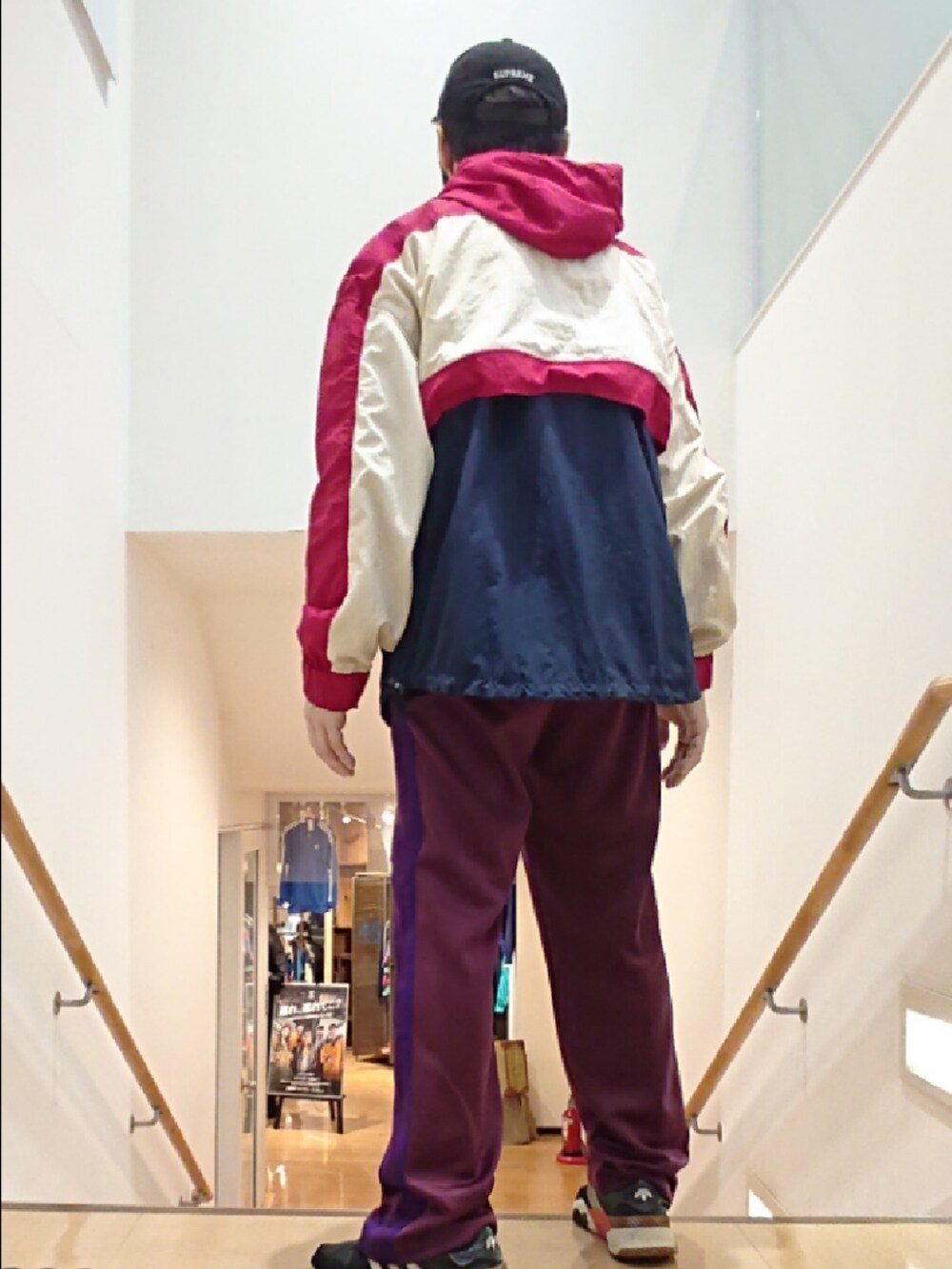 その他のナイロンジャケット、レッド系のその他パンツ、ブラック系のスニーカーを着用したメンズの冬コーディネートの2枚目の写真