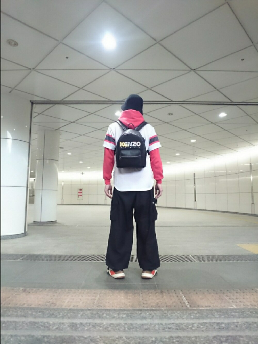 「ハット、ゲームシャツ、パーカー、カーゴパンツ、スニーカー、ストリート、MLB、シカゴホワイトソックス、チャンピオン、Majestic、レイジブルー、アレキサンダーワン×アディダス、KENZO」|「clearのコーデュロイバケットハット ≪2022AW新作≫(ハット、ブラック系)」を使った、たっくんさん(メンズ・176cm)の春コーディネートの2枚目の写真