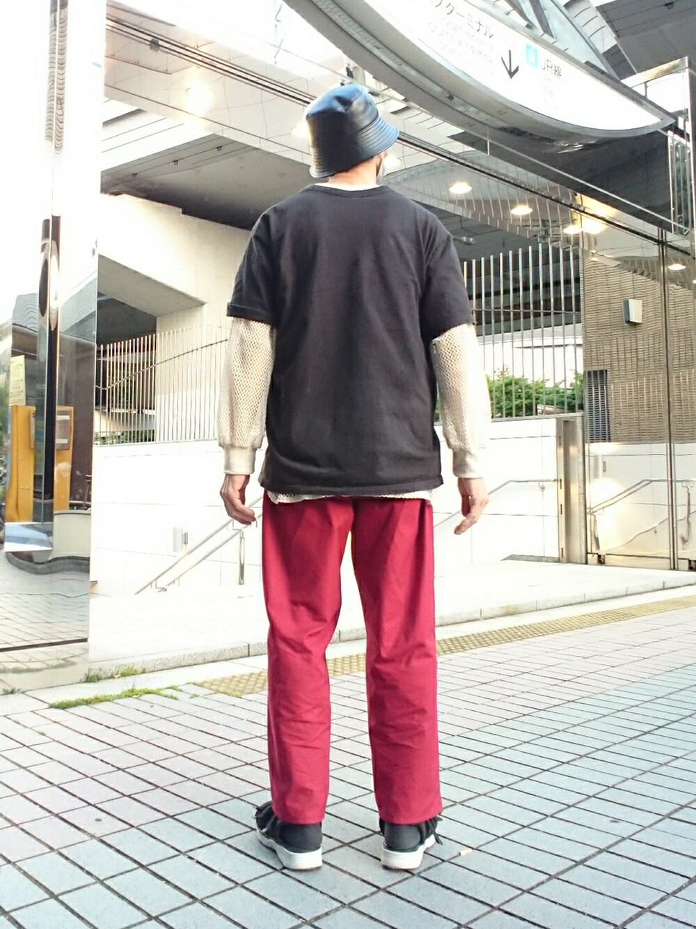 「バケットハット、Tシャツ、メッシュトップス、カラーパンツ、スポサン、レイヤード、WEGO、シュプリーム×ヨウジヤマモト、ジャーナルスタンダード、ルイス(Lui's)、clear」|「WEGOのアイテム(ハット、ブラック系)」を使った、たっくんさん(メンズ・176cm)の夏コーディネートの2枚目の写真