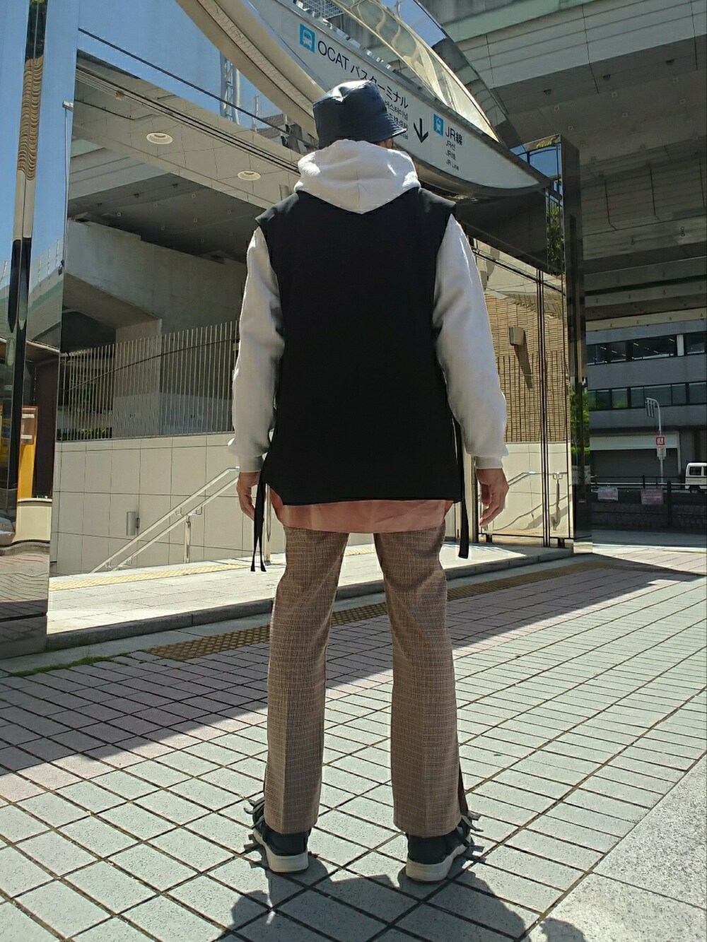 「バケットハット、ベスト、パーカー、カラーシャツ、スリットパンツ、スポサン、WEGO、チャンピオン、ザラ、GU、レトロガール、ルイス(Lui's)」｜「WEGOのアイテム（ハット、ブラック系）」を使った、たっくんさん（メンズ・176cm）の春コーディネートの3枚目の写真