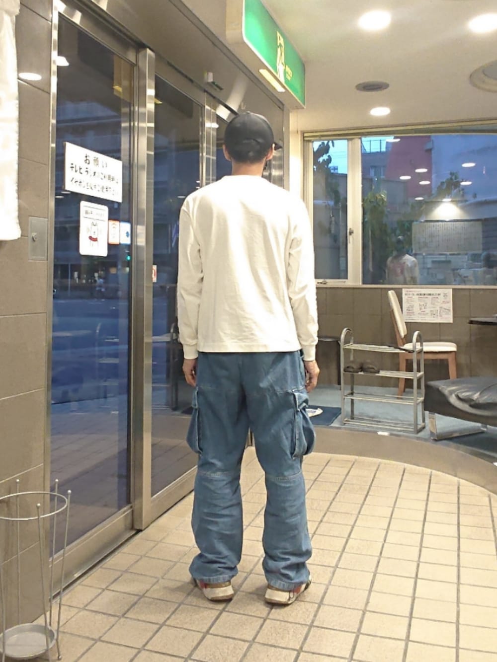 「キャップ、ロングＴ、デニムカーゴ、スニーカー、ストリート、Y-3、HUMAN MADE、ZARA、アレキサンダーワン×アディダス」｜「Y-3のアイテム（キャップ、ブラック系）」を使った、たっくんさん（メンズ・176cm）の夏コーディネートの2枚目の写真