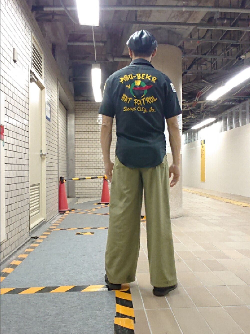 ホワイト系のTシャツ/カットソー、ブラック系のシャツ/ブラウス、グリーン系のその他パンツを着用したメンズの夏コーディネートの2枚目の写真