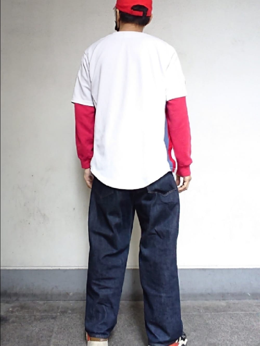 ホワイト系のその他トップス、ブルー系のデニムパンツ、ブラック系のスニーカーを着用したメンズの春コーディネートの2枚目の写真