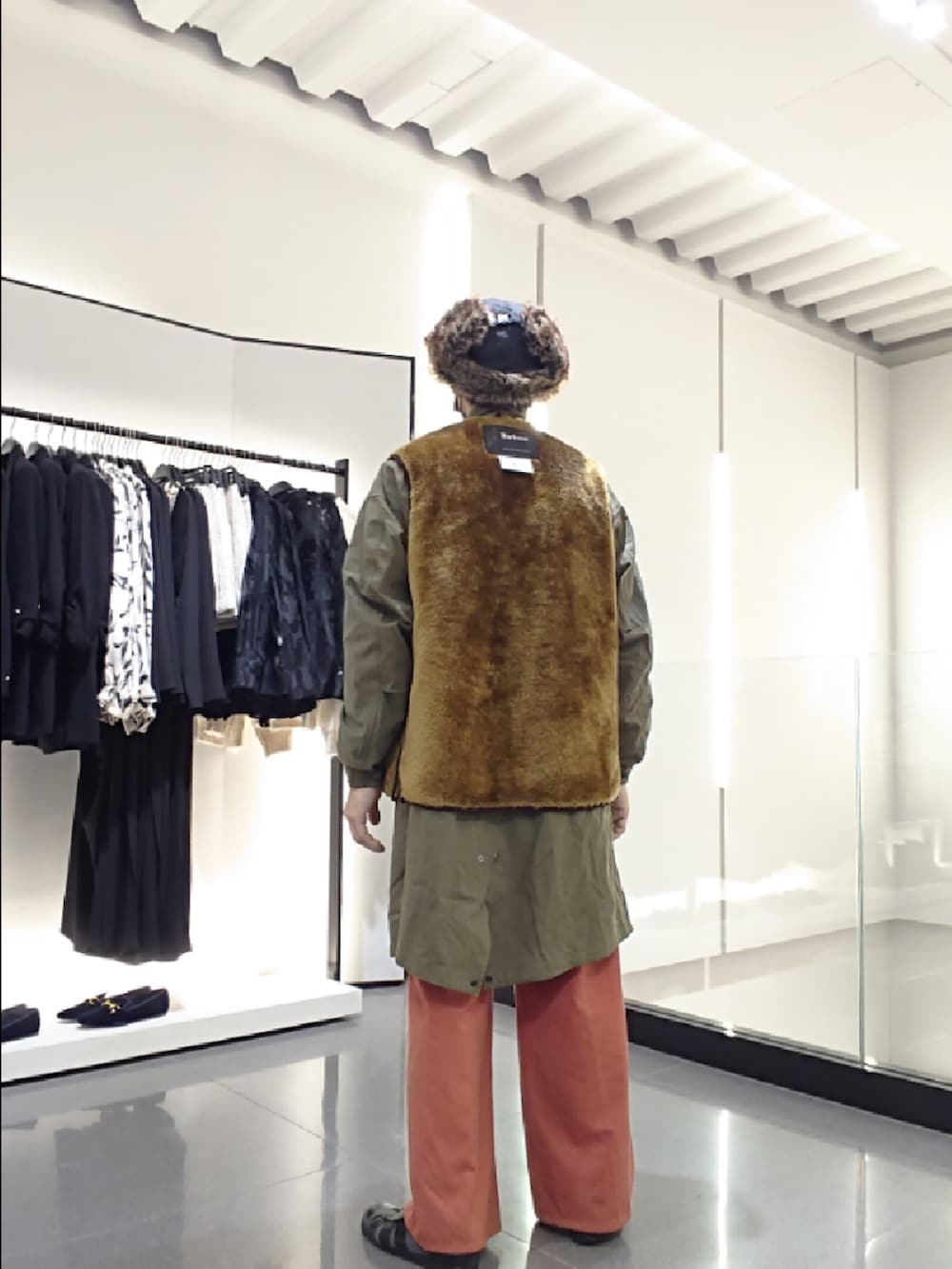 その他のニット/セーター、ブラウン系のベスト、グリーン系のモッズコートを着用したメンズの秋コーディネートの2枚目の写真