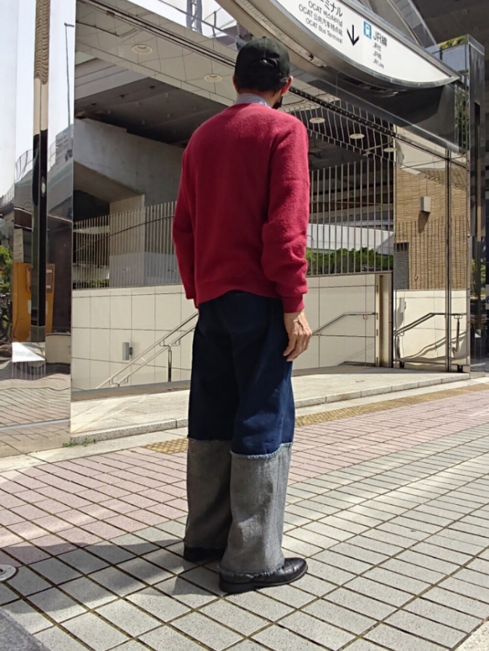その他のシャツ/ブラウス、ブルー系のデニムパンツ、ブラック系のドレスシューズを着用したメンズの春コーディネートの2枚目の写真