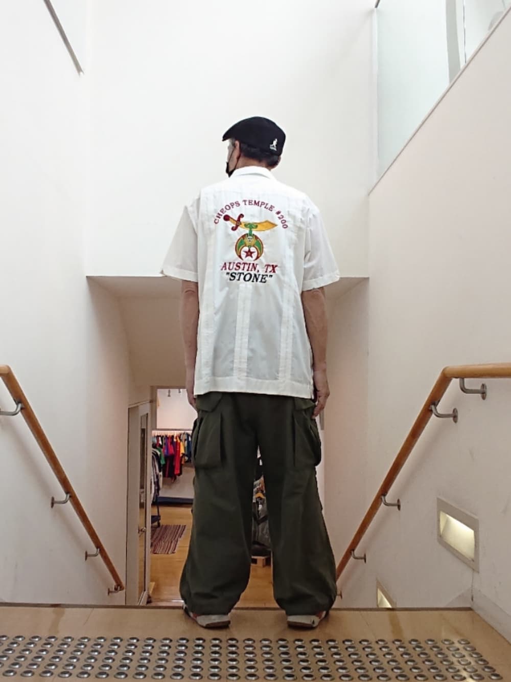 ホワイト系のTシャツ/カットソー、ホワイト系のシャツ/ブラウス、グリーン系のカーゴパンツを着用したメンズの夏コーディネートの2枚目の写真