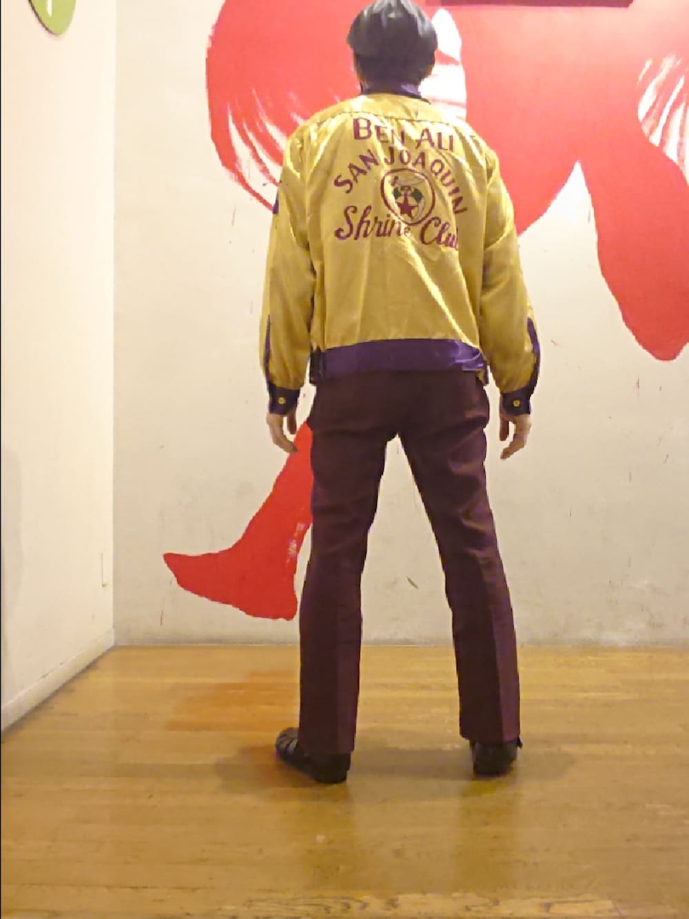 「ハンチング帽、ボーリングジャケット、ドレスシャツ、ネクタイ、ランチャーパンツ、グルカサンダル、WEGO、BOWLER'S、ブルックスブラザーズ、Wrangler、BEAMS、クリスチャンディオール、カラーコーデ」|「WEGOのWEGO/フェイクレザーハンチング(ハンチング/ベレー帽、ブラック系)」を使った、たっくんさん(メンズ・176cm)の秋コーディネートの2枚目の写真