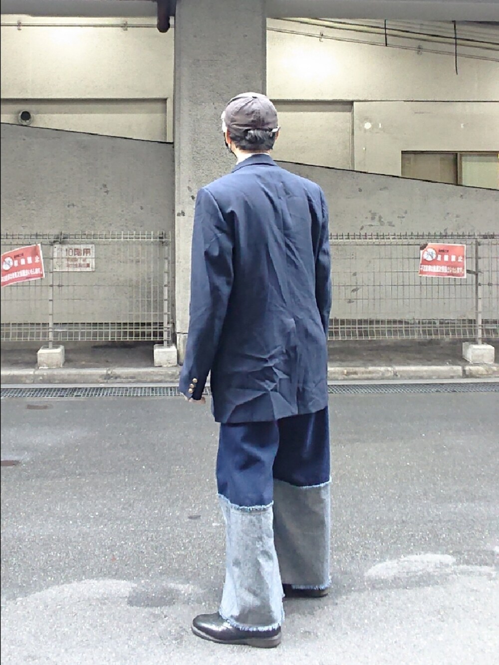 「キャップ、紺ブレ、ドレスシャツ、ネクタイ、ワイドデニム、ドレスシューズ、Y-3、SEARS、Missoni、ポロラルフローレン、SENSE OF PLACE by URBAN RESEAR、ドクターマーチン」|「Y-3のアイテム(キャップ、ブラック系)」を使った、たっくんさん(メンズ・176cm)の冬コーディネートの2枚目の写真