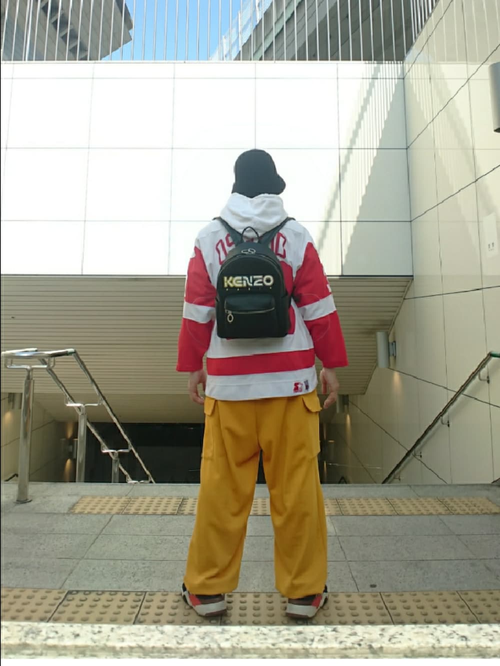「ハット、ホッケーシャツ、パーカー、スウェット、カーゴパンツ、スニーカー、ストリート、NHL、clear、starter、チャンピオン、スピンズ、アレキサンダーワン×アディダス、KENZO」|「clearのコーデュロイバケットハット ≪2022AW新作≫(ハット、ブラック系)」を使った、たっくんさん(メンズ・176cm)の春コーディネートの2枚目の写真
