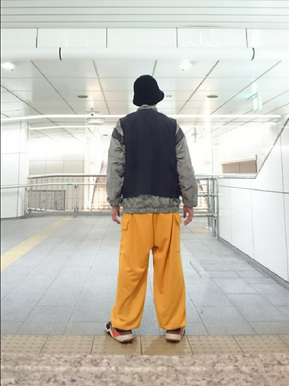 「ハット、ナイロンジャケット、ミリタリーベスト、カーゴパンツ、スウェットパンツ、スニーカー、clear、USARMY、アルファインダストリーズ、スピンズ、アレキサンダーワン×アディダス、ストリート」｜「clearのコーデュロイバケットハット ≪2022AW新作≫（ハット、ブラック系）」を使った、たっくんさん（メンズ・176cm）の春コーディネートの2枚目の写真