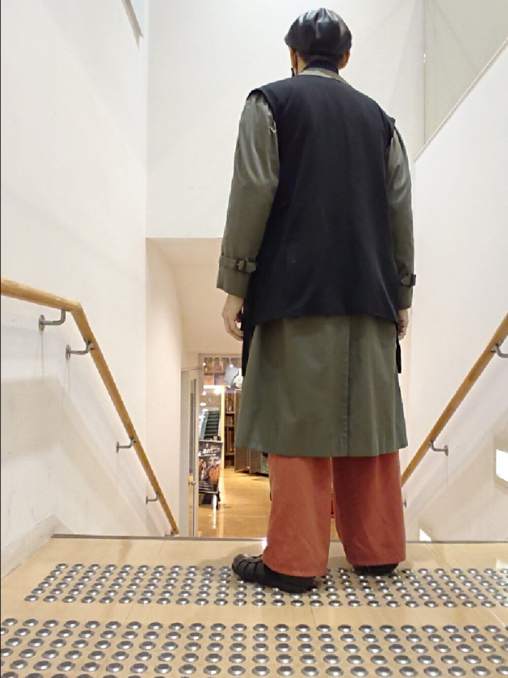 「ハンチング帽、ステンカラーコート、ベスト、柄ニット、スラックス、ワイドパンツ、グルカサンダル、WEGO、ZARA、アクアスキュータム、US古着、コーエン(coen)、BEAMS、カラーコーデ」|「WEGOのWEGO/フェイクレザーハンチング(ハンチング/ベレー帽、ブラック系)」を使った、たっくんさん(メンズ・176cm)の冬コーディネートの2枚目の写真