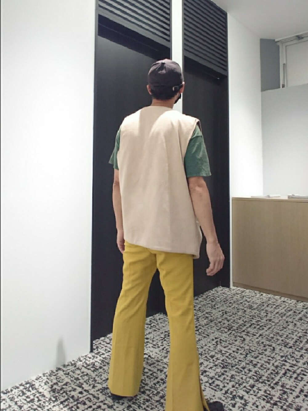 「キャップ、ベスト、Tシャツ、カラーパンツ、グルカサンダル、Y-3、センスオブプレイス、US古着、ディスコート、BEAMS、カラーコーデ、テイストミックス」|「Y-3のアイテム(キャップ、ブラック系)」を使った、たっくんさん(メンズ・176cm)の秋コーディネートの2枚目の写真
