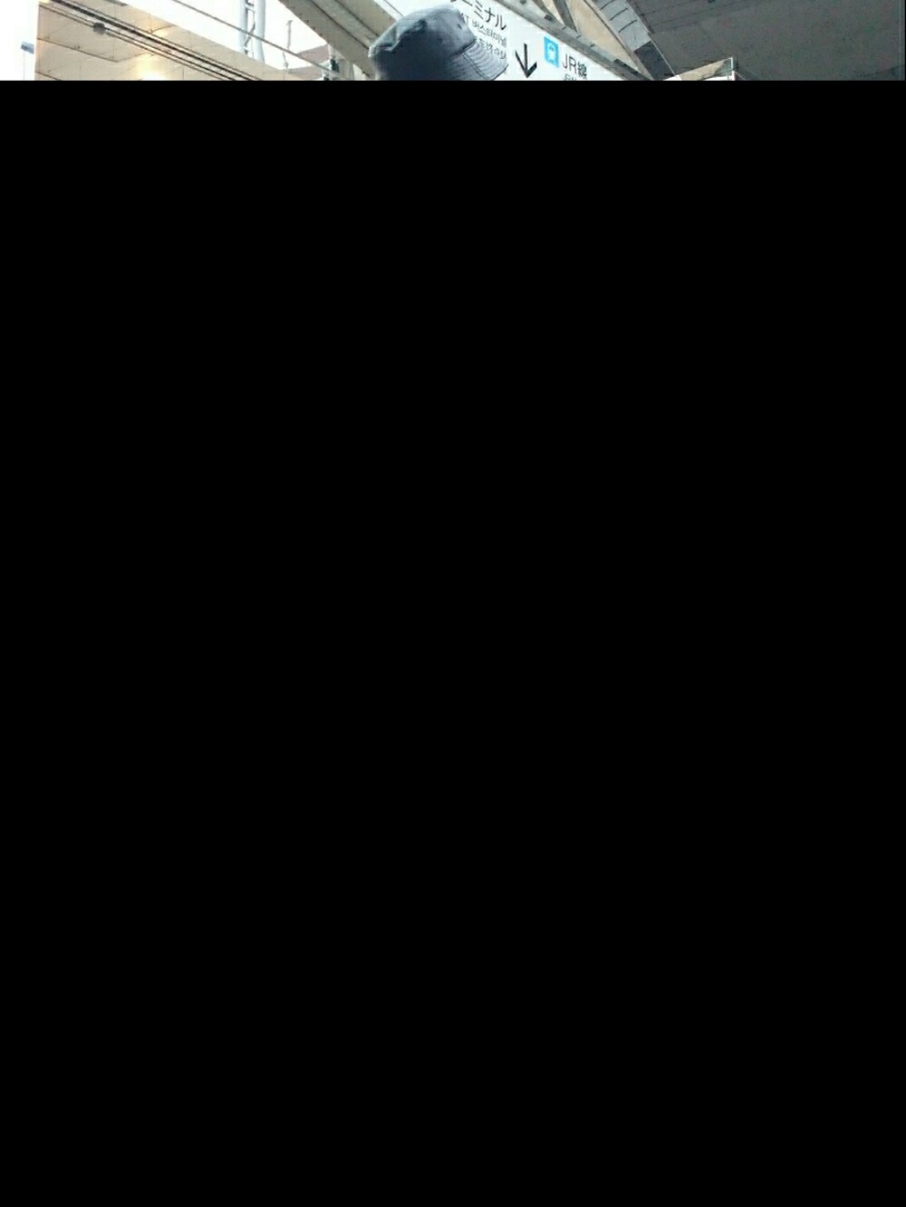 ブラック系のTシャツ/カットソー、ブラック系のライダースジャケット、ブラック系のその他パンツを着用したメンズの春コーディネートの2枚目の写真