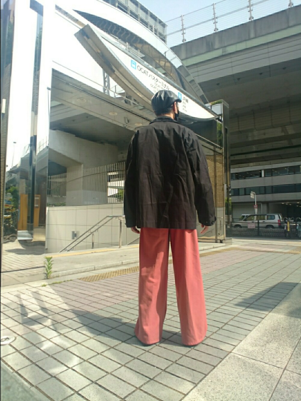 その他のシャツ/ブラウス、ブラック系のシャツ/ブラウス、ブラウン系のその他パンツを着用したメンズの春コーディネートの2枚目の写真