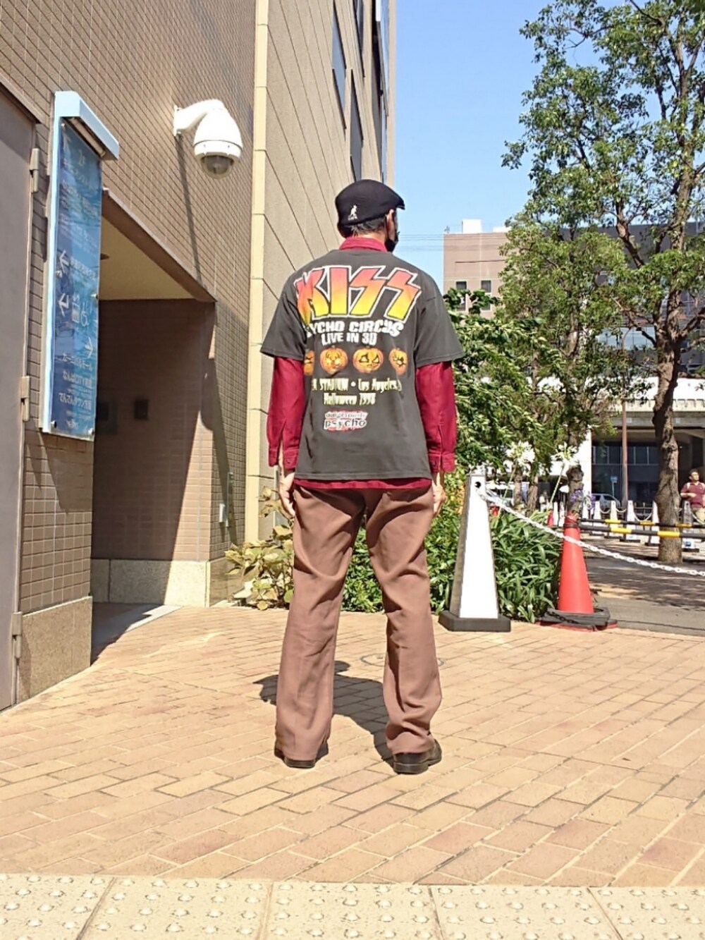 ブラック系のTシャツ/カットソー、ブラウン系のその他パンツ、ブラック系のドレスシューズを着用したメンズの夏コーディネートの2枚目の写真