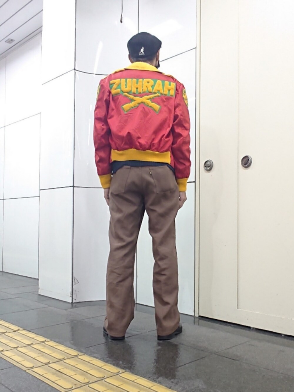 その他のシャツ/ブラウス、レッド系のその他アウター、ブラウン系のその他パンツを着用したメンズの夏コーディネートの2枚目の写真