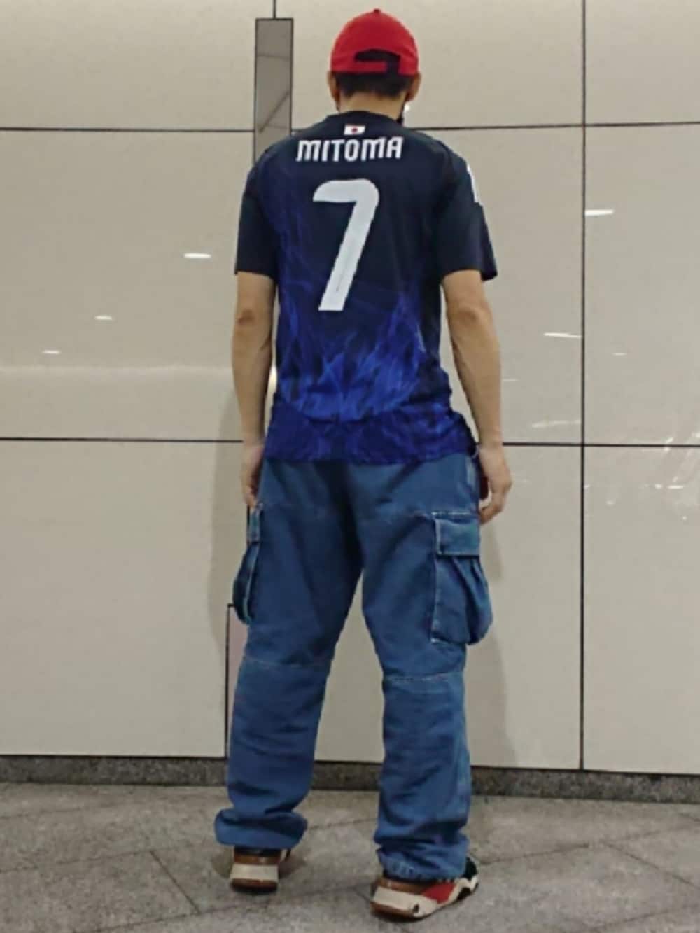 ブルー系のTシャツ/カットソー、ブルー系のカーゴパンツ、ブラック系のスニーカーを着用したメンズの夏コーディネートの2枚目の写真