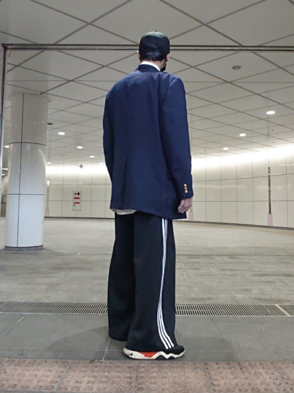 ブルー系のテーラードジャケット、ブラック系のその他パンツ、ブラック系のスニーカーを着用したメンズの春コーディネートの2枚目の写真