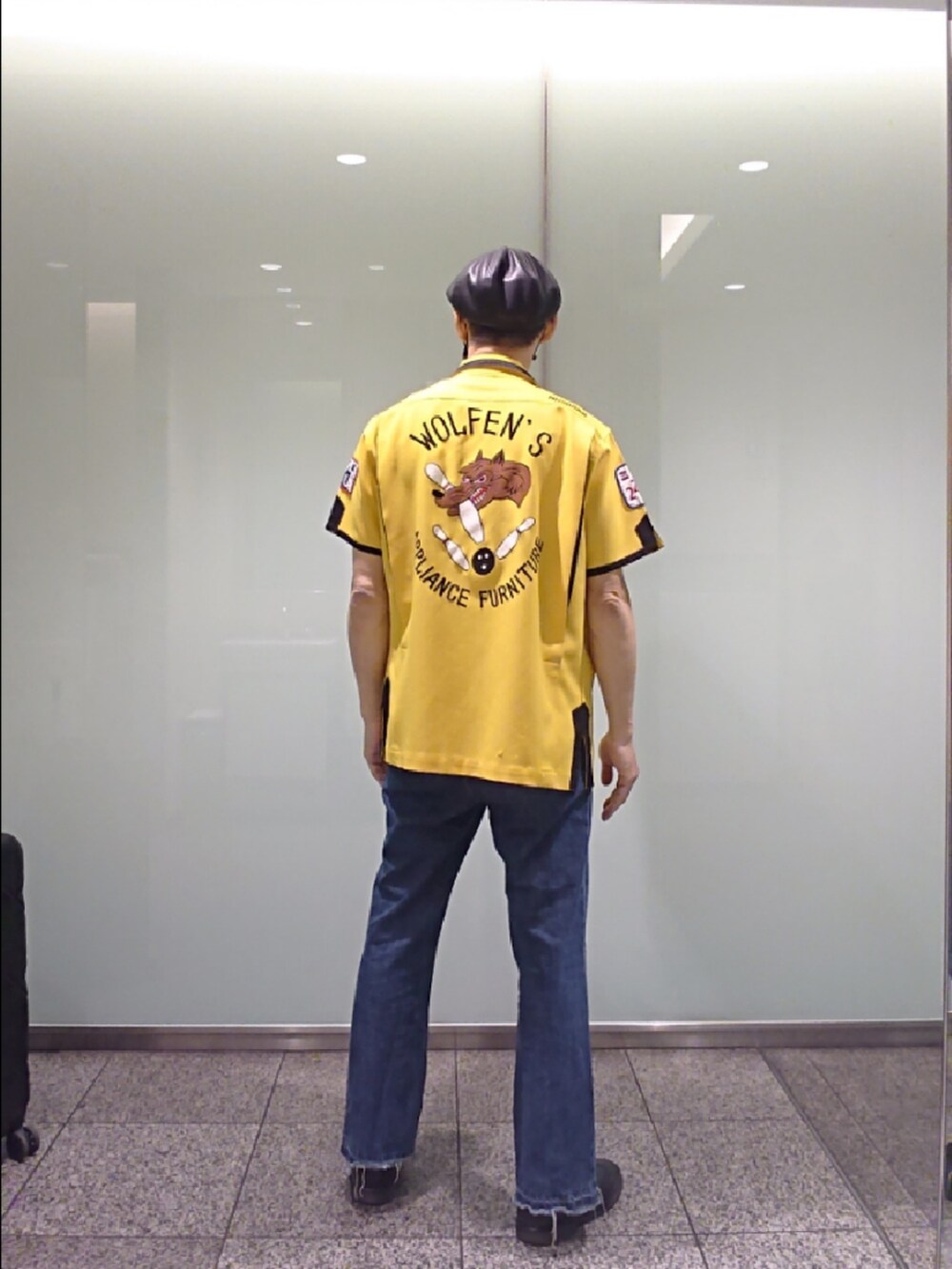 ブラック系のTシャツ/カットソー、イエロー系のシャツ/ブラウス、ブルー系のその他パンツを着用したメンズの夏コーディネートの2枚目の写真