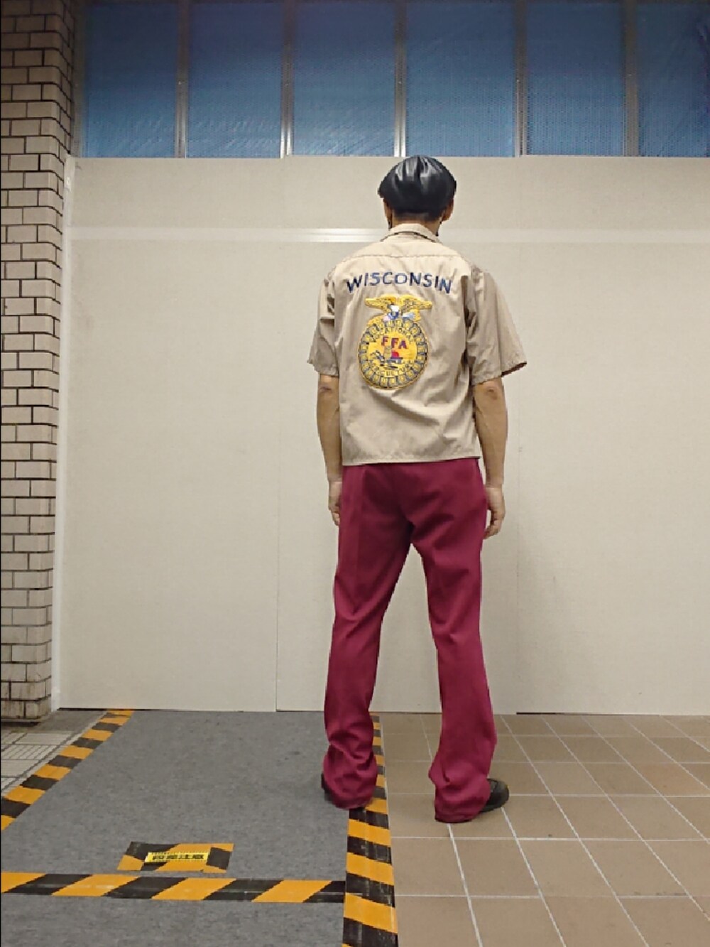 ホワイト系のTシャツ/カットソー、ベージュ系のシャツ/ブラウス、ブラック系のドレスシューズを着用したメンズの夏コーディネートの2枚目の写真