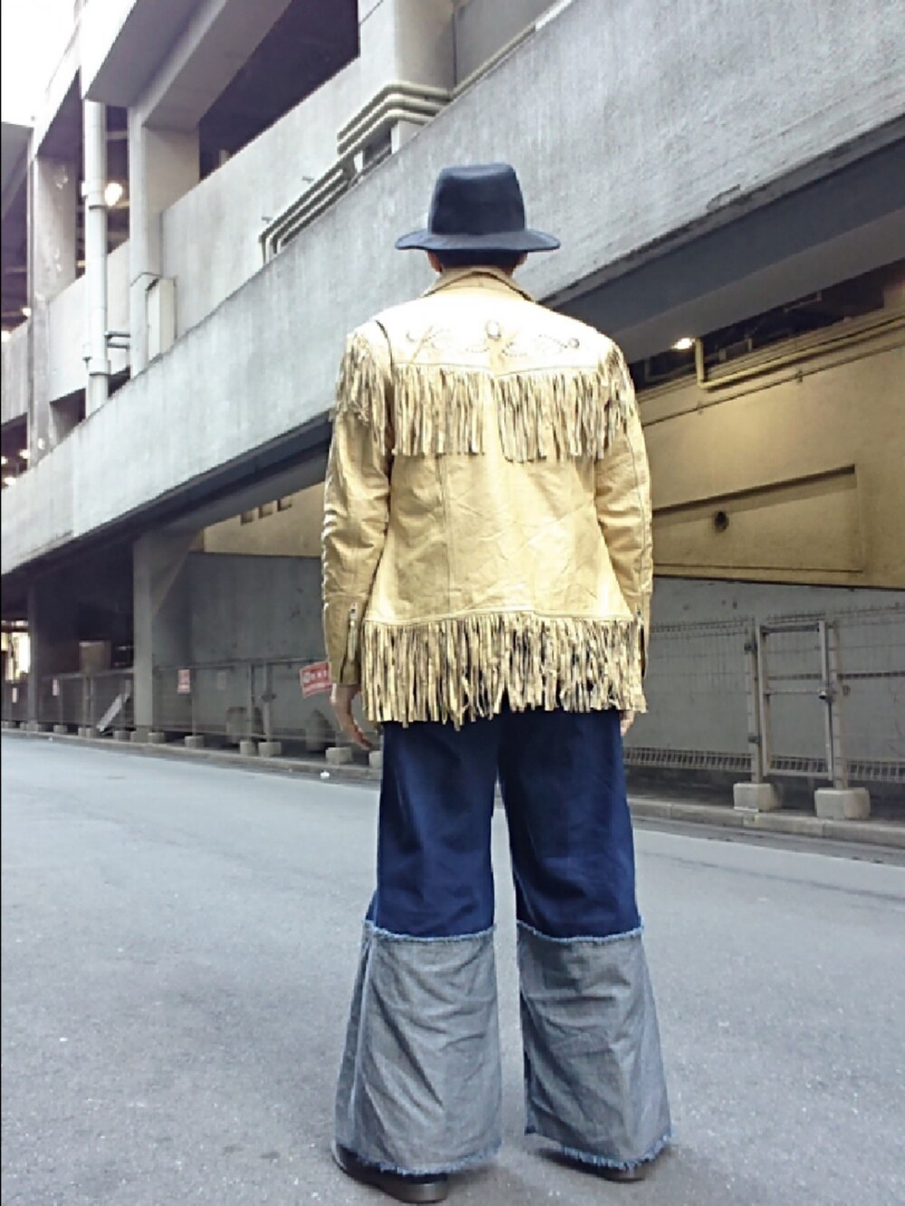 ブルー系のベスト、ベージュ系のジャケット/アウター、ブルー系のデニムパンツを着用したメンズの春コーディネートの2枚目の写真