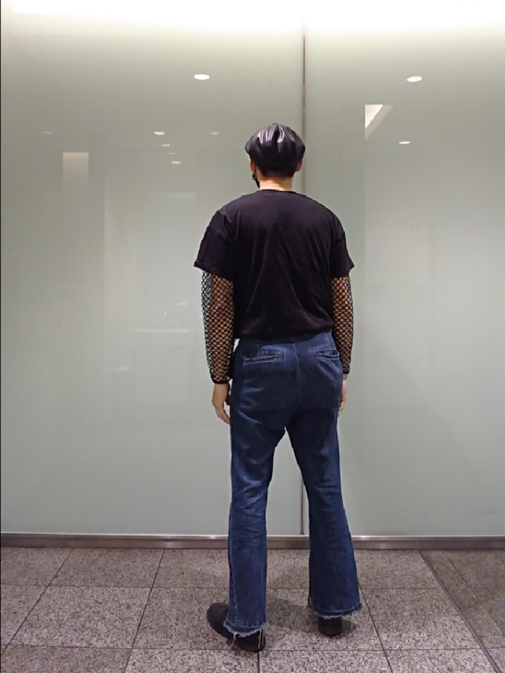 ブラック系のTシャツ/カットソー、ブラック系のTシャツ/カットソー、ブルー系のその他パンツを着用したメンズの夏コーディネートの2枚目の写真