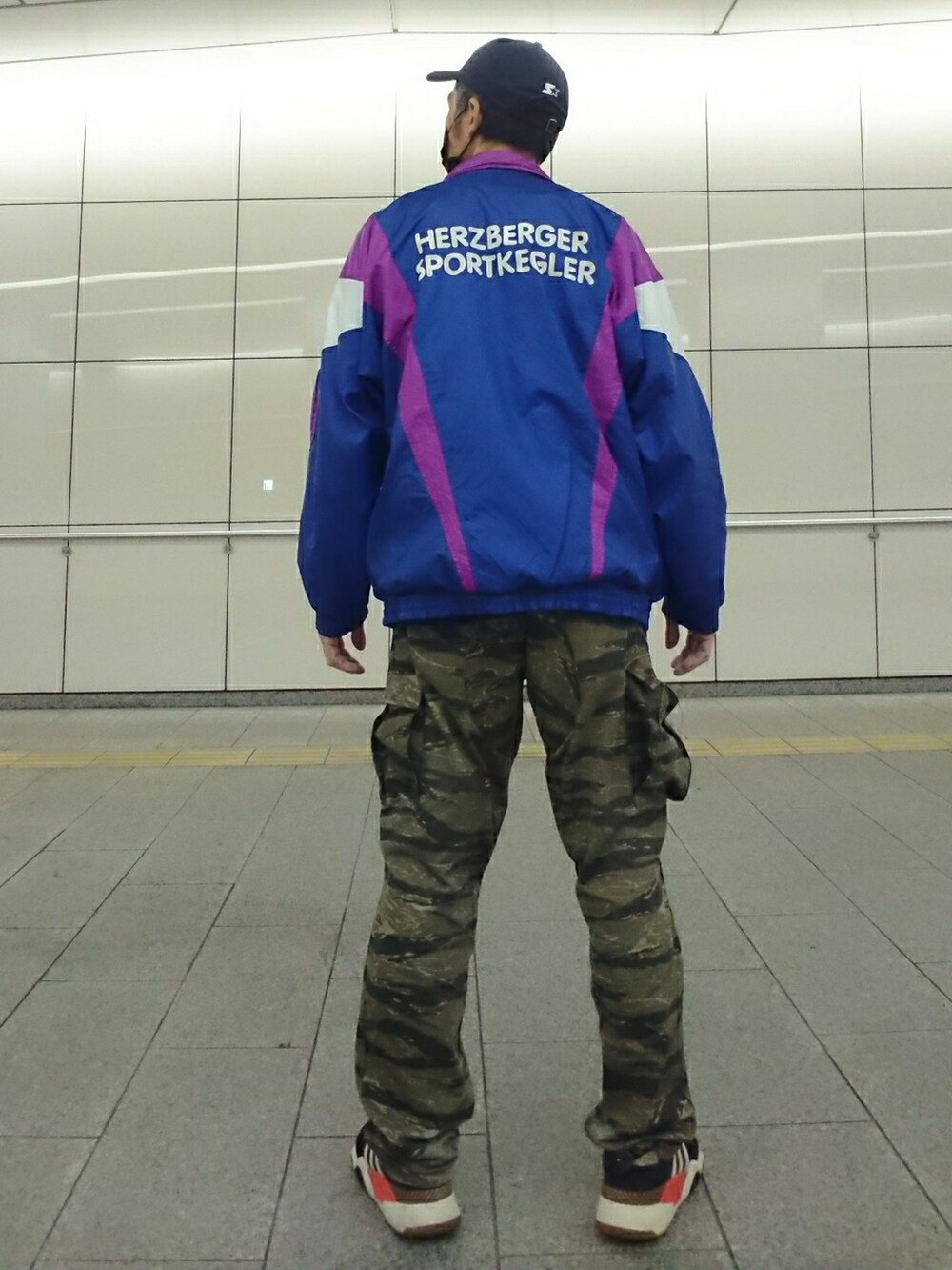 ブルー系のTシャツ/カットソー、ブルー系のジャケット/アウター、その他のカーゴパンツを着用したメンズの秋コーディネートの2枚目の写真
