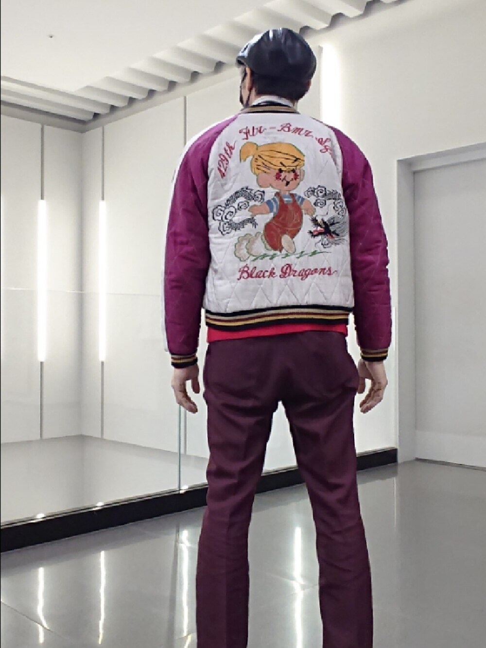 「ハンチング帽、スカジャン、ドレスシャツ、ネクタイ、カーディガン、ランチャーパンツ、スラックス、ドレスシューズ、WEGO、TAILOR TOYO、ポロラルフローレン、クリスチャンディオール、IZOD、Wrangler、ドクターマーチン」|「WEGOのWEGO/フェイクレザーハンチング(ハンチング/ベレー帽、ブラック系)」を使った、たっくんさん(メンズ・176cm)の春コーディネートの2枚目の写真
