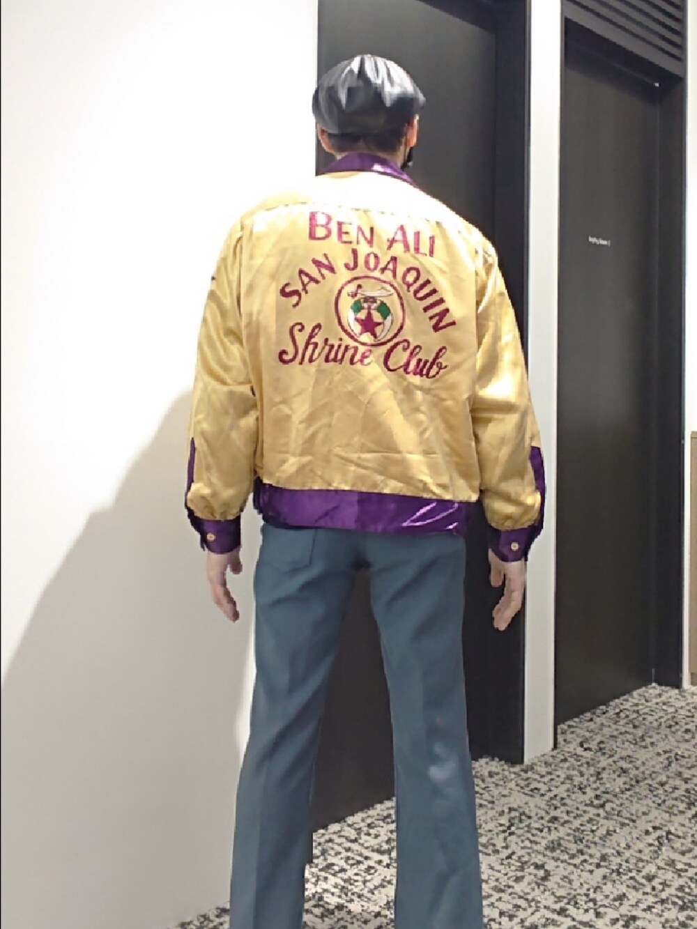 イエロー系のその他アウター、ブルー系のその他パンツ、ブラック系のサンダルを着用したメンズの冬コーディネートの2枚目の写真