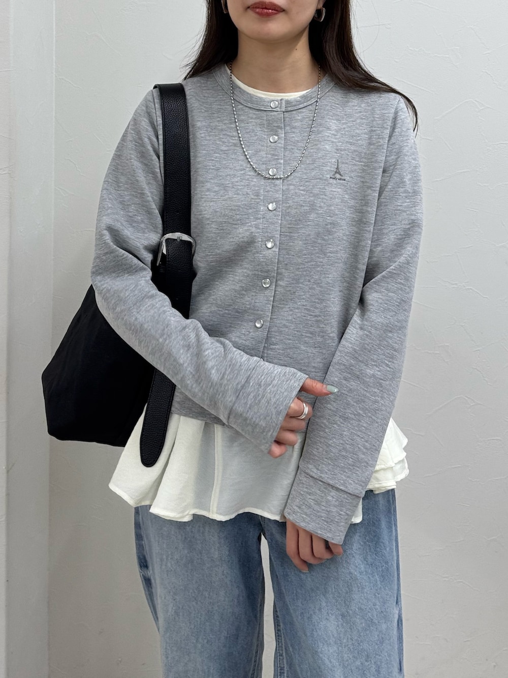 グレー系のカーディガン/ボレロ、ブルー系のデニムパンツ、ホワイト系のシャツ/ブラウスを着用したレディースの春コーディネートの5枚目の写真