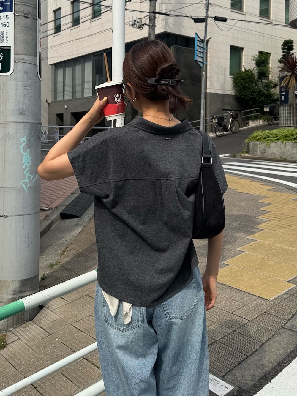 グレー系のTシャツ/カットソー、ブルー系のデニムパンツを着用したレディースの夏コーディネートの5枚目の写真