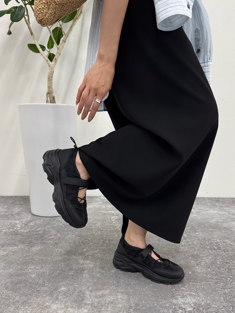 グレー系のTシャツ/カットソー、ブラック系のスカート、ブルー系のシャツ/ブラウスを着用したレディースの夏コーディネートの5枚目の写真