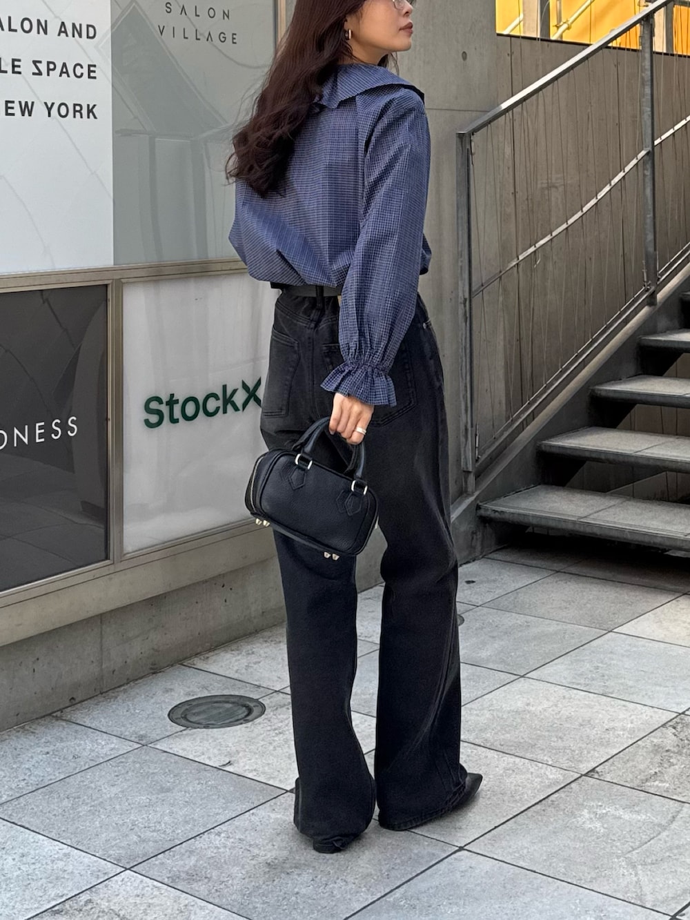 ブルー系のシャツ/ブラウス、ブラック系のデニムパンツを着用したレディースの春コーディネートの5枚目の写真