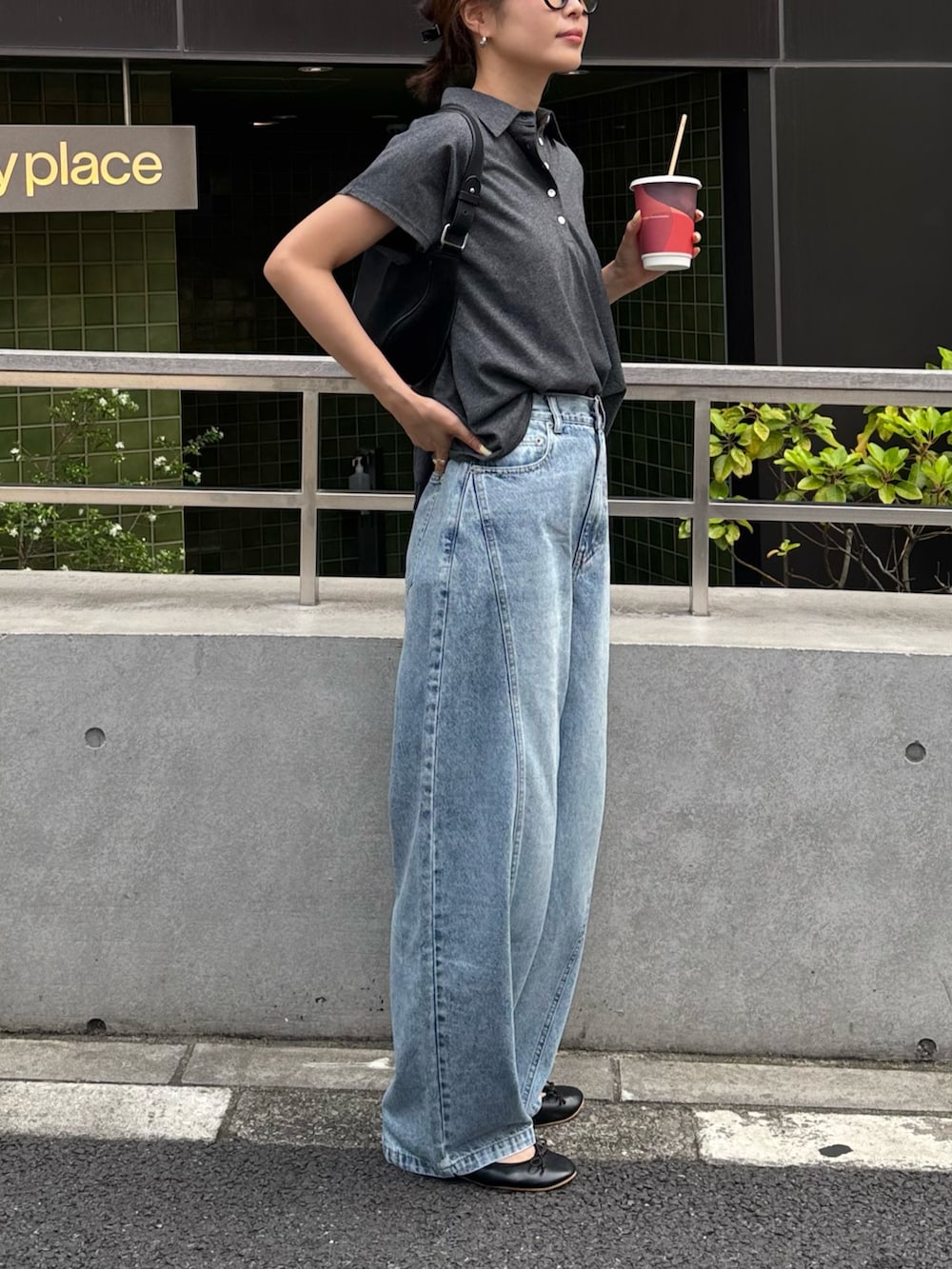 グレー系のTシャツ/カットソー、ブルー系のデニムパンツを着用したレディースの夏コーディネートの2枚目の写真