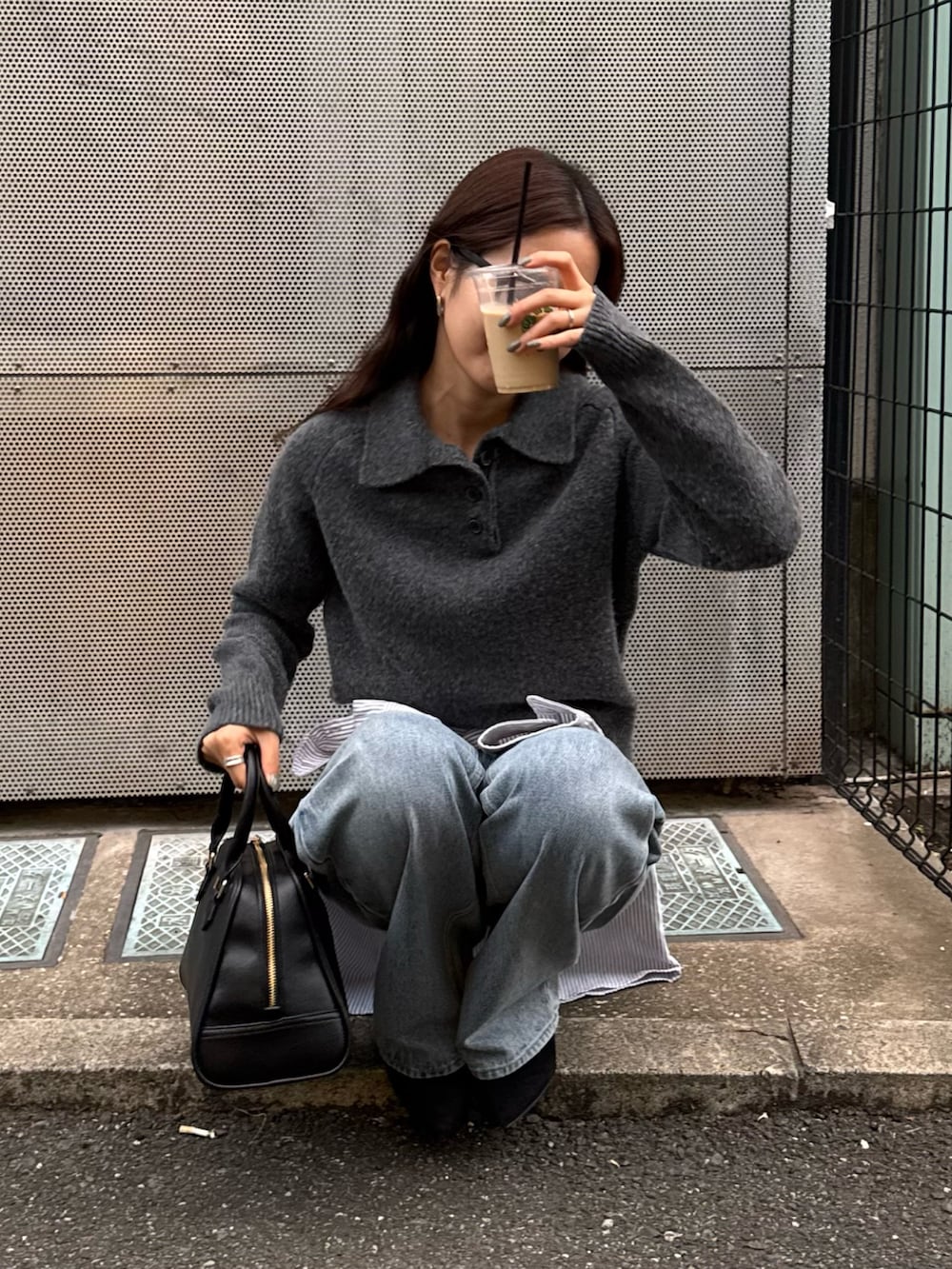 グレー系のニット/セーター、ブルー系のデニムパンツ、グレー系のシャツ/ブラウスを着用したレディースの秋コーディネートの3枚目の写真