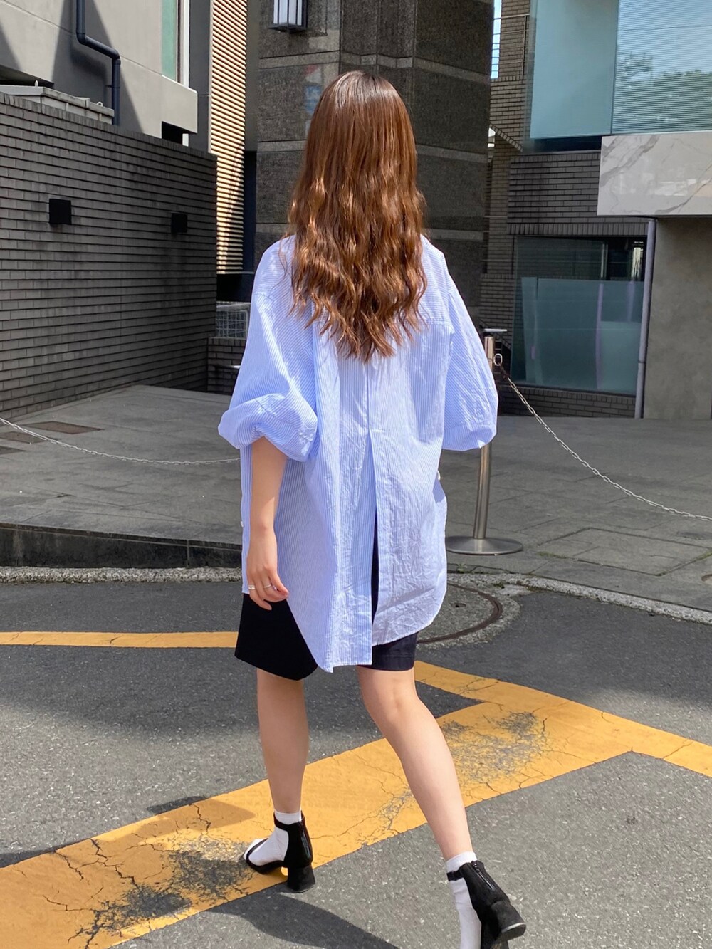 ブルー系のシャツ/ブラウス、ブルー系のその他パンツ、ブラック系のショルダーバッグを着用したレディースの春コーディネートの2枚目の写真