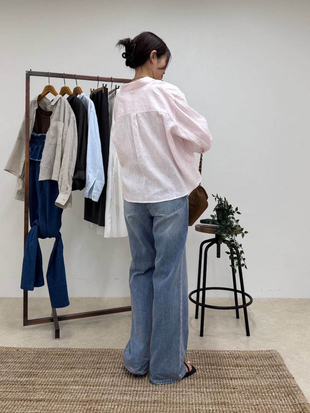 ピンク系のシャツ/ブラウス、ブルー系のデニムパンツ、グレー系のタンクトップを着用したレディースの春コーディネートの3枚目の写真