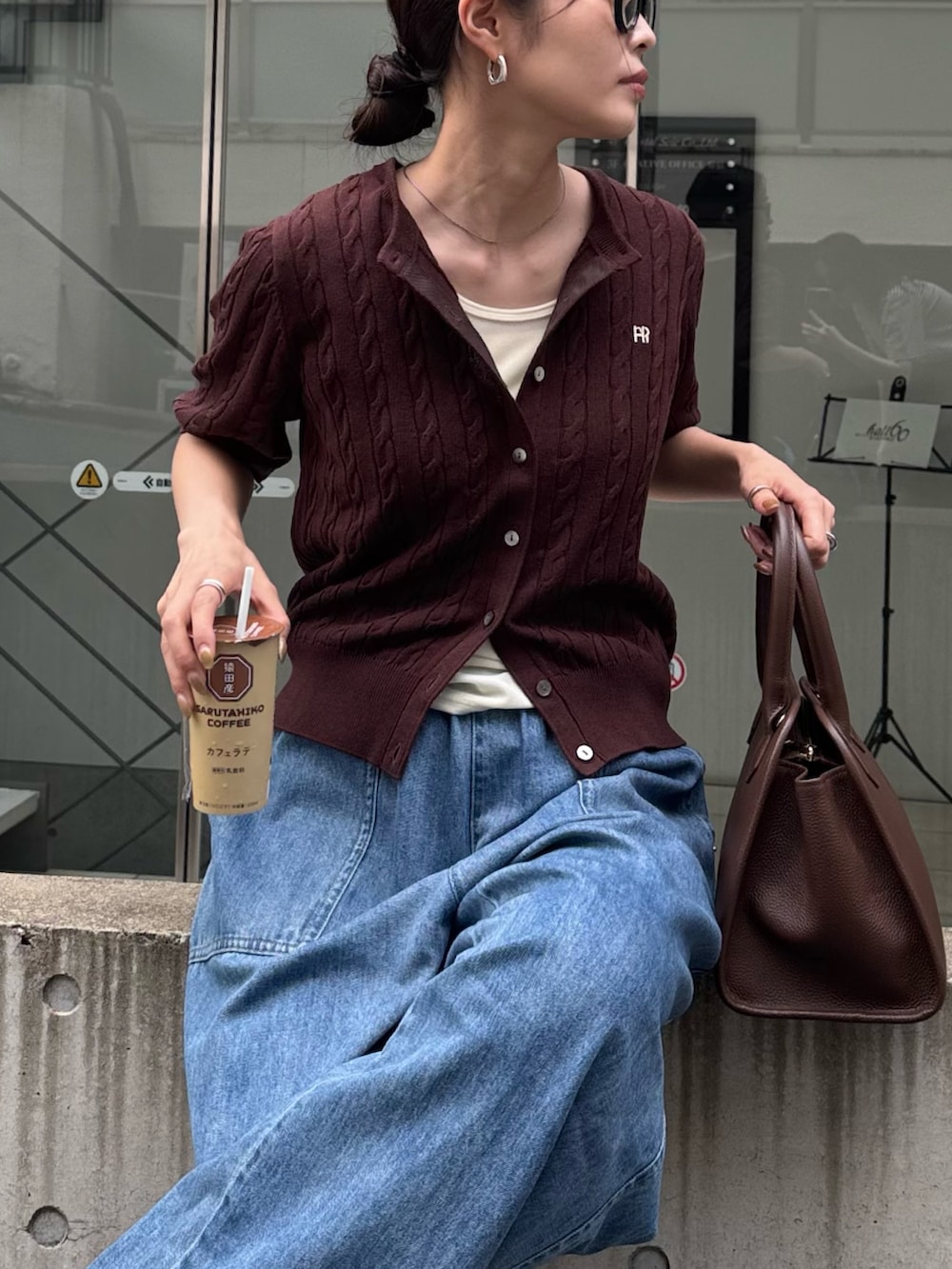 ブルー系のデニムパンツ、ブラウン系のショルダーバッグ、ブラウン系のカーディガン/ボレロを着用したレディースの夏コーディネートの7枚目の写真