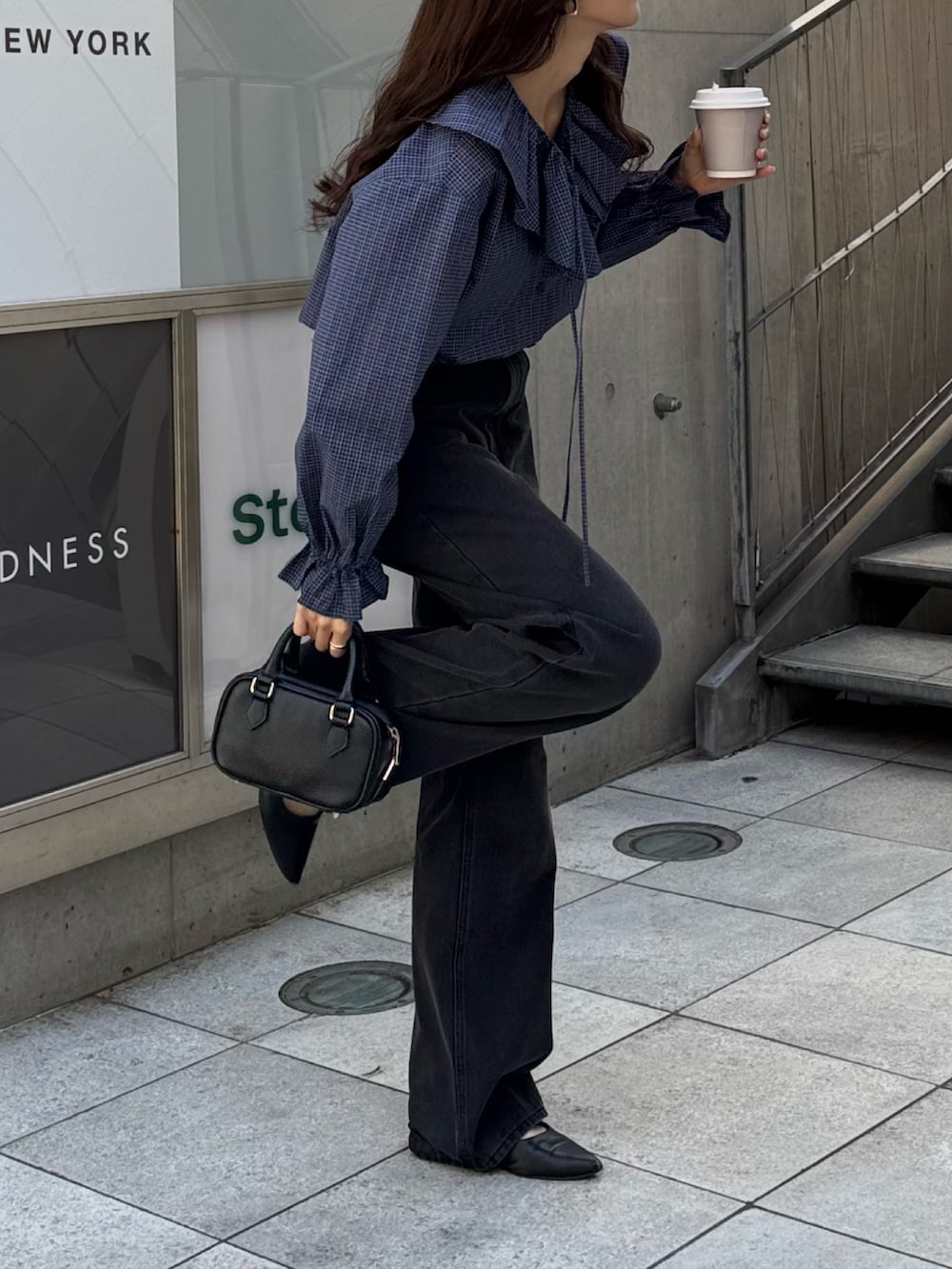 ブルー系のシャツ/ブラウス、ブラック系のデニムパンツを着用したレディースの春コーディネートの6枚目の写真