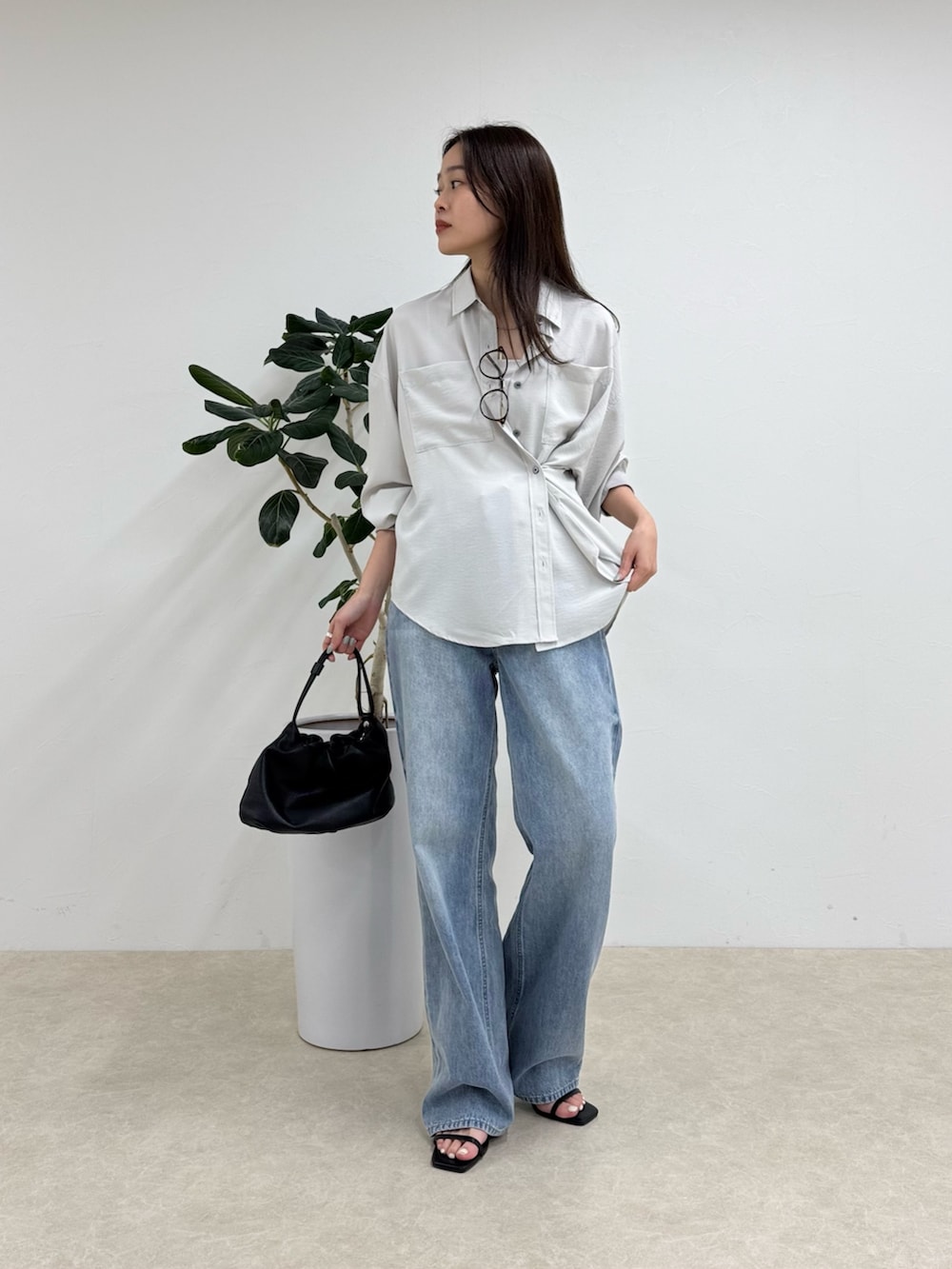 グレー系のシャツ/ブラウス、ブルー系のデニムパンツを着用したレディースの春コーディネートの4枚目の写真