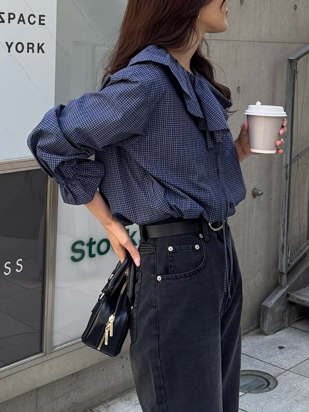 ブルー系のシャツ/ブラウス、ブラック系のデニムパンツを着用したレディースの春コーディネートの4枚目の写真