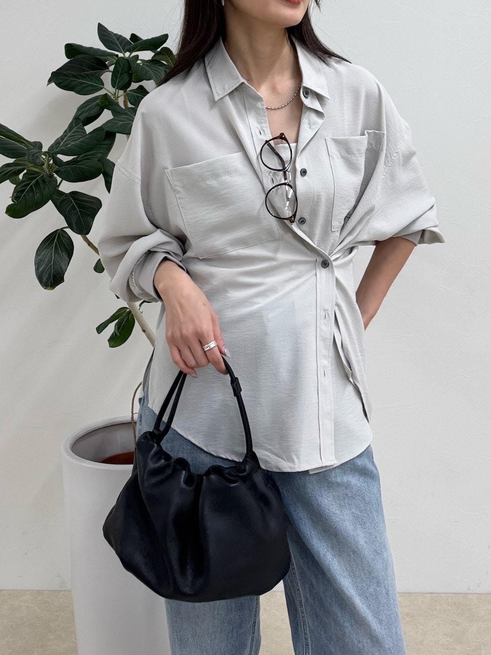 グレー系のシャツ/ブラウス、ブルー系のデニムパンツを着用したレディースの春コーディネートの2枚目の写真