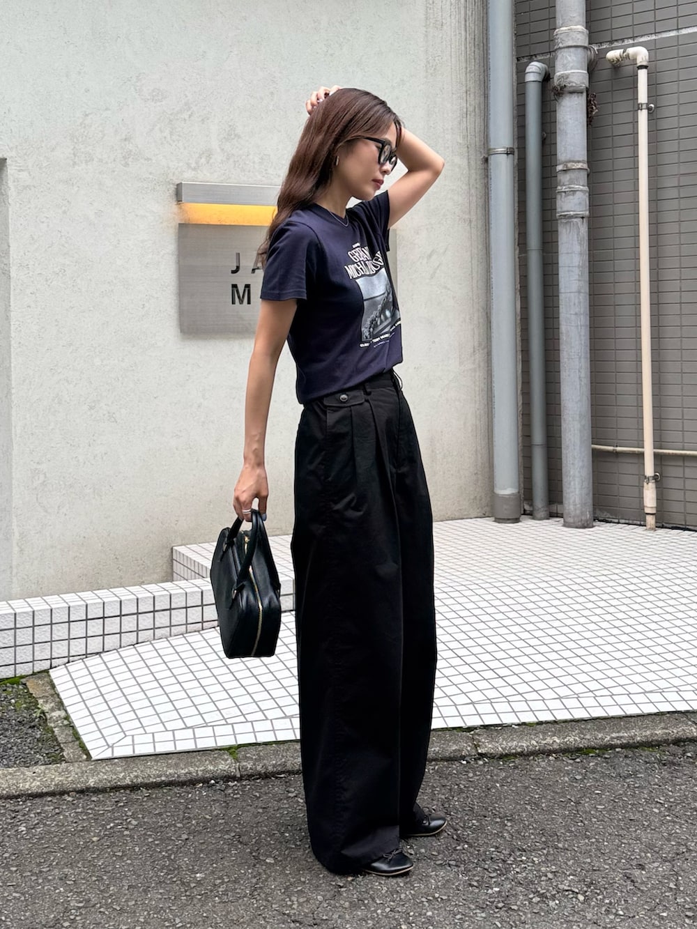 ブルー系のTシャツ/カットソー、ブラック系のその他パンツ、ブラック系のボストンバッグを着用したレディースの夏コーディネートの2枚目の写真